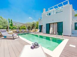 Villa in Gerani With Pool and Sea Views