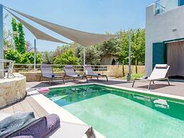 Villa in Gerani With Pool and Sea Views