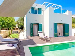 Villa in Gerani With Pool and Sea Views