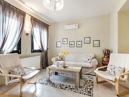 Beautiful Villa in Adelianos Kampos With Pool