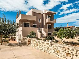 Beautiful Villa in Adelianos Kampos With Pool