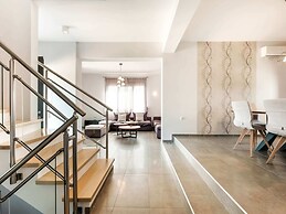 Beautiful Villa in Adelianos Kampos With Pool