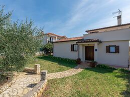 Holiday House in Novigrad With Pool
