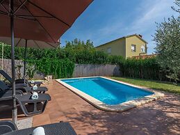 Holiday House in Novigrad With Pool