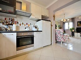 Home With Swimming Pool & Outdoor Kitchen