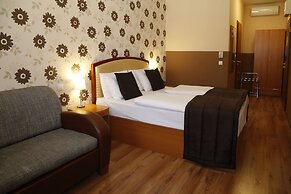 Six Inn Hotel