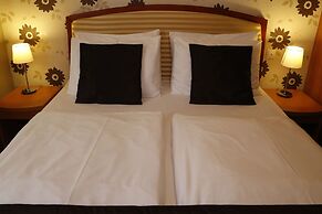 Six Inn Hotel