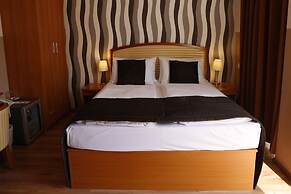 Six Inn Hotel