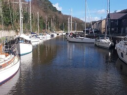 1 Dinas Cottages