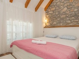 Adorable Holiday Home With Swimming Pool