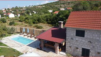 Adorable Holiday Home With Swimming Pool
