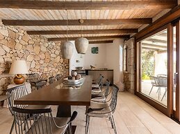 Luxe Cote Stay- Elegant Villa