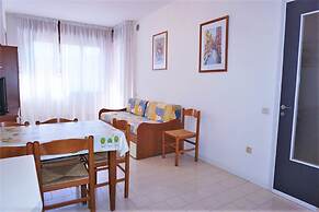 Belvilla by OYO Inviting Apartment With Pool