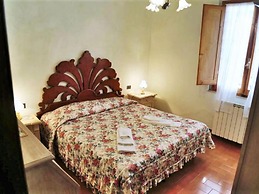 Villa in Tuscany With Pool and Hot Tub