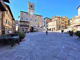 Villa in Cortona With Pool