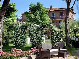 Scenic Tuscan Mansion