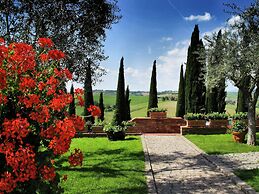 Scenic Tuscan Mansion