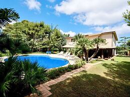 Villa in Valderice With Pool and Garden