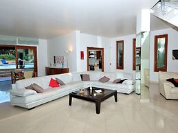 Villa in Valderice With Pool and Garden