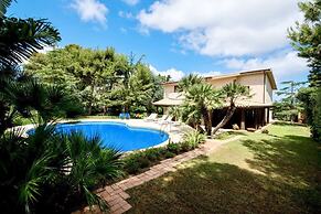Villa in Valderice With Pool and Garden