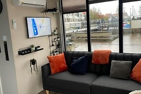 Beautiful Houseboat With Shared Pool