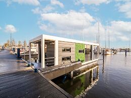 Beautiful Houseboat With Shared Pool