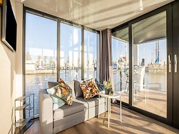 Beautiful Houseboat With Shared Pool