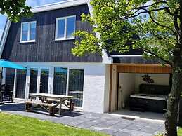 Cozy Vacation Home With a hot tub