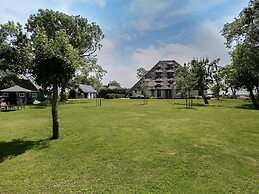 Spacious Holiday Home De Pauwenhof