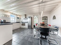 Spacious Holiday Home De Pauwenhof