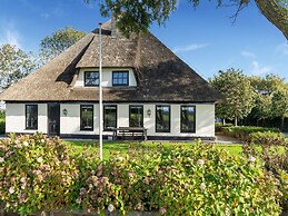 Spacious Holiday Home De Pauwenhof