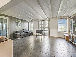 Spacious Holiday Home De Pauwenhof