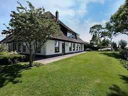 Spacious Holiday Home De Pauwenhof