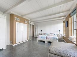 Spacious Holiday Home De Pauwenhof