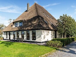 Spacious Holiday Home De Pauwenhof