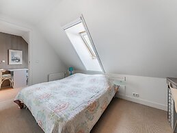 Spacious Holiday Home De Pauwenhof