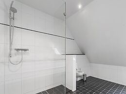 Spacious Holiday Home De Pauwenhof