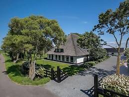 Spacious Holiday Home De Pauwenhof