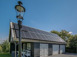 Spacious Holiday Home De Pauwenhof
