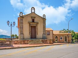 Lavish Sicilian Villa With Pool
