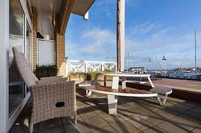 Spacious Flat With Views of the Harbour