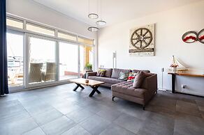 Spacious Flat With Views of the Harbour