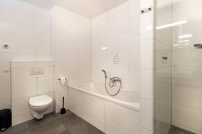 Spacious Flat With Views of the Harbour