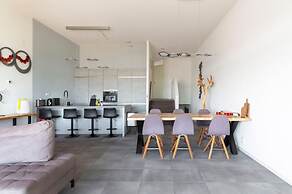 Spacious Flat With Views of the Harbour