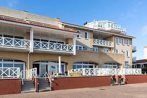 Spacious Flat With Views of the Harbour