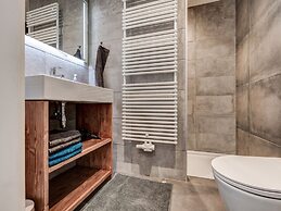 Stylish Farmhouse With Spa Tub