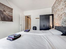 Stylish Farmhouse With Spa Tub