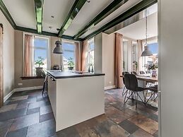 Stylish Farmhouse With Spa Tub