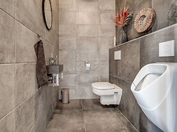 Stylish Farmhouse With Spa Tub