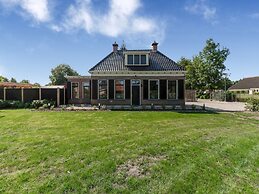 Stylish Farmhouse With Spa Tub